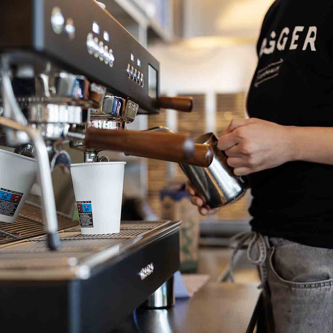 Medarbejder fra Jagger Copenhagen på Frederiksberg, laver kaffe.